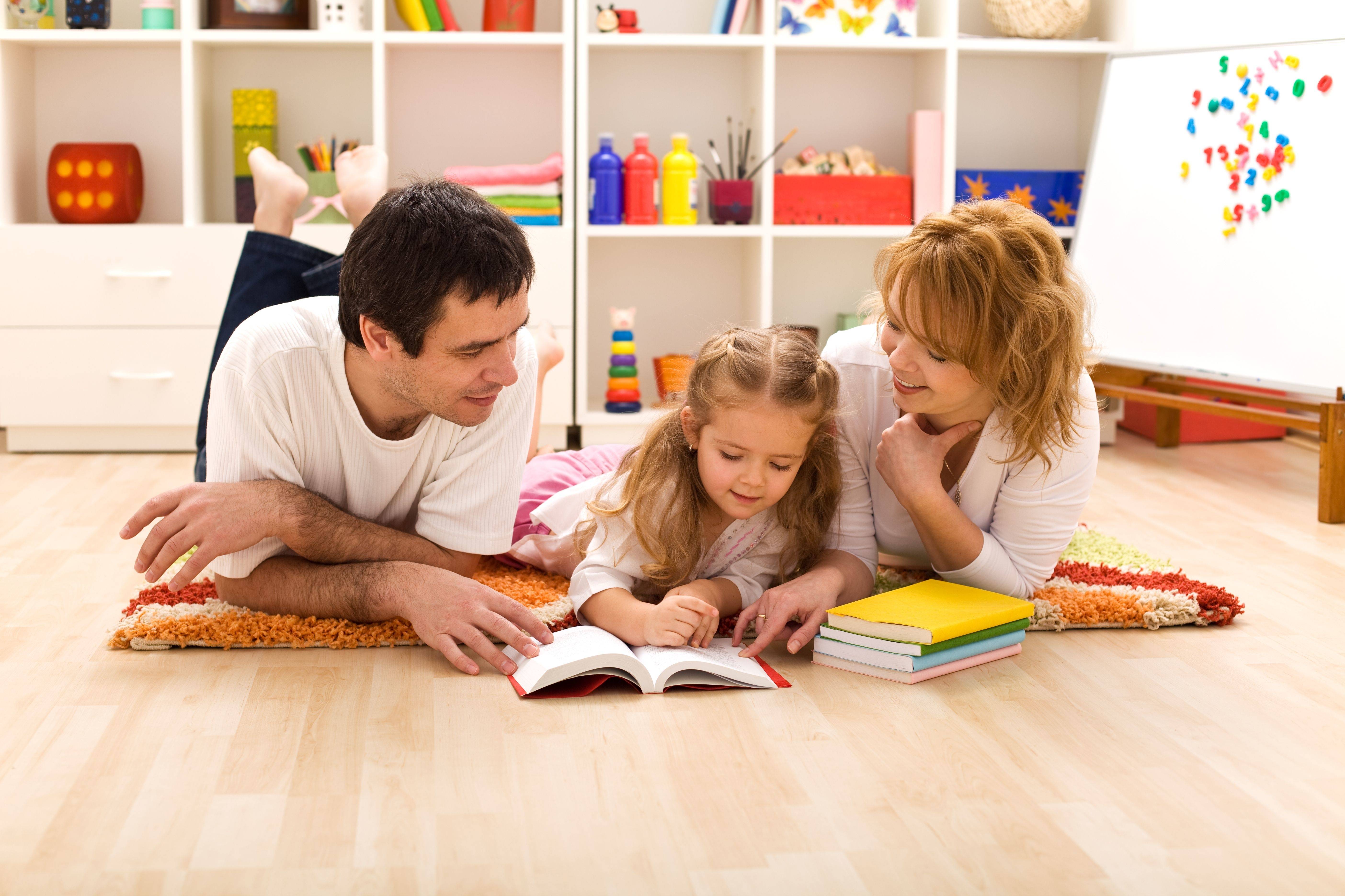 Чтение помогает человеку. Воспитание ребенка. Родители и дети. Воспитание ребенка в семье. Чтение для детей.
