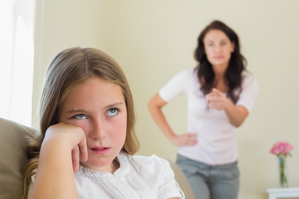 Почему ребёнок хамит родителям и не реагирует на замечания?
