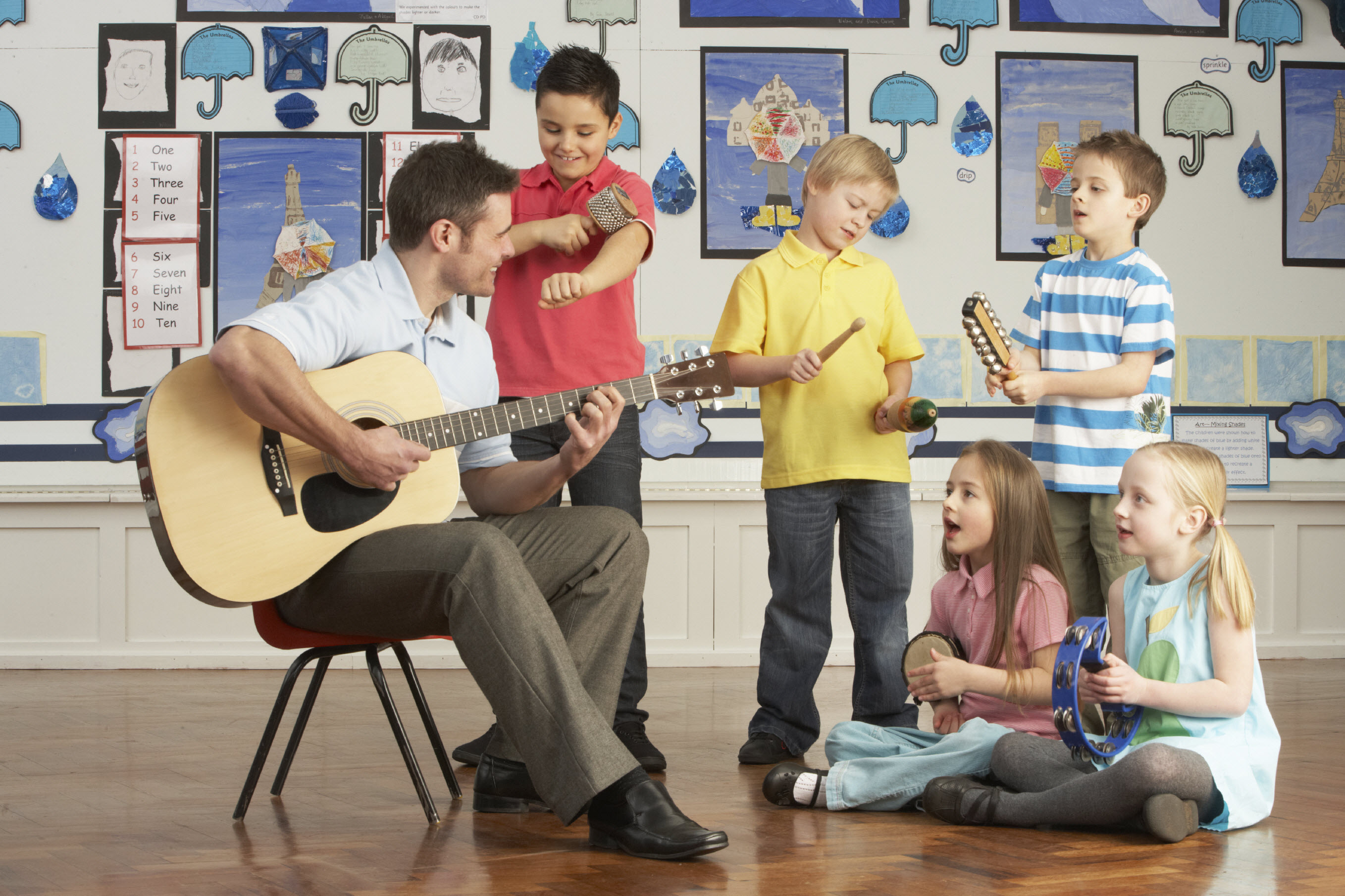 Воспитать музыканта. Музыкальное занятие в детском саду. Дети на музыкальном занятии. Музыкальные инструменты для детей. Дети играющие на музыкальных инструментах.