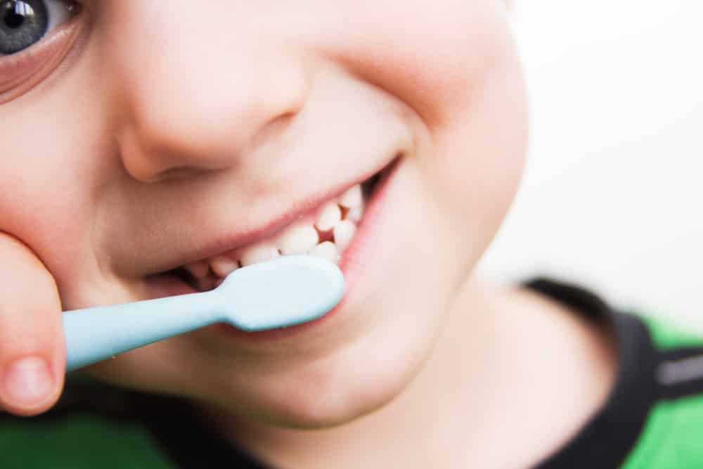 как ухаживать за зубной щеткой ребенка