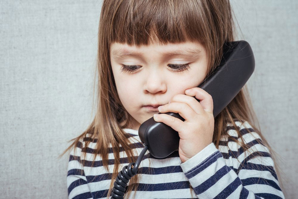 Дети с телефонами с рождения. Ребенок с телефоном. Детский телефон доверия. Психолог по телефону для ребёнка. Телефон доверия психолог.