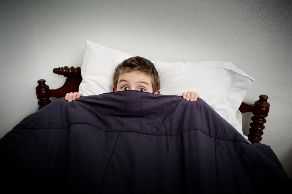Почему ребенок боится ночью спать один в своей комнате? почему дети боятся спать без родителей?