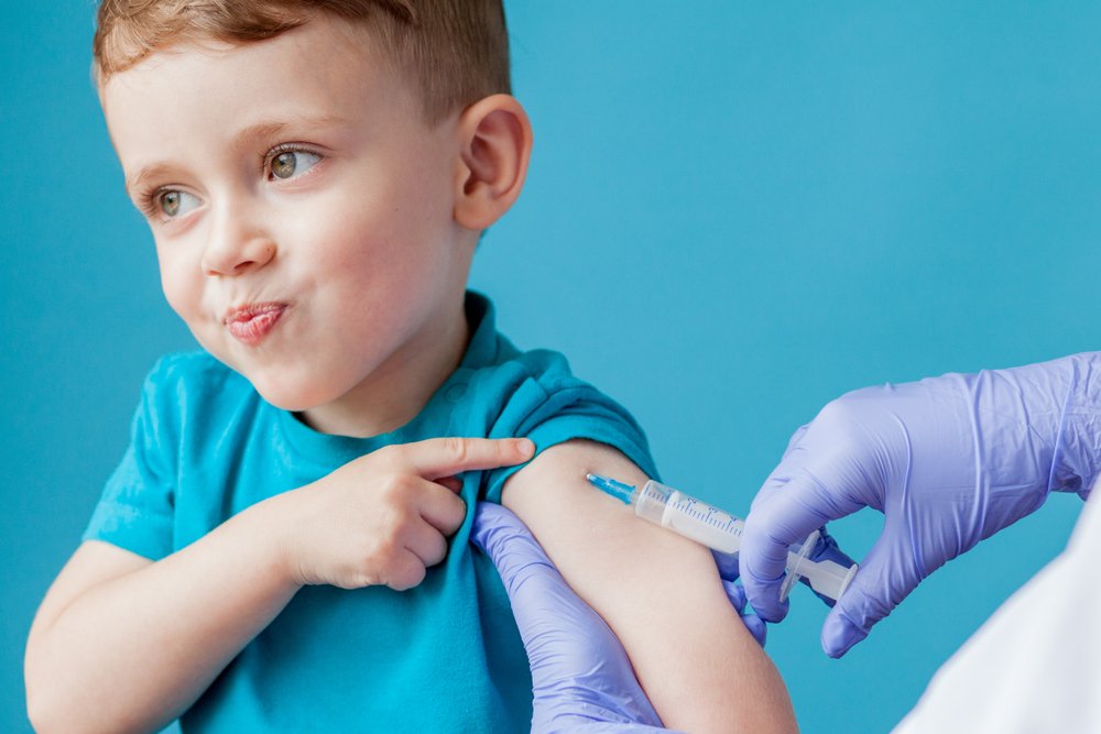 В новом учебном году детей без прививок могут не пустить в школы и садики. Правильно ли это?